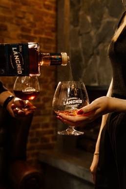 Termékfotózás, közösségi média fotózás, employer branding fotózás, lifestyle fotózás, TikTok fotózás, videózás, reklámfotózás, céges fotózás, ipari fotózás, imázs fotózás, imázsvideó készítés, portréfotózás, portréfotózás árak, stúdió fotózás, üzleti portré, üzleti portréfotózás, fotózás árak, női portré, portré, headshot, művészi fotózás