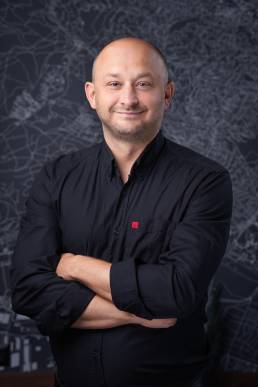 Termékfotózás, közösségi média fotózás, employer branding fotózás, lifestyle fotózás, TikTok fotózás, videózás, reklámfotózás, céges fotózás, ipari fotózás, imázs fotózás, imázsvideó készítés, portréfotózás, portréfotózás árak, stúdió fotózás, üzleti portré, üzleti portréfotózás, fotózás árak, női portré, portré, headshot, művészi fotózás