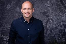 Termékfotózás, közösségi média fotózás, employer branding fotózás, lifestyle fotózás, TikTok fotózás, videózás, reklámfotózás, céges fotózás, ipari fotózás, imázs fotózás, imázsvideó készítés, portréfotózás, portréfotózás árak, stúdió fotózás, üzleti portré, üzleti portréfotózás, fotózás árak, női portré, portré, headshot, művészi fotózás