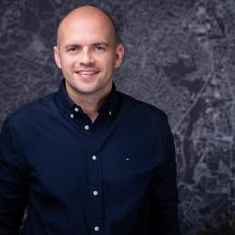 Termékfotózás, közösségi média fotózás, employer branding fotózás, lifestyle fotózás, TikTok fotózás, videózás, reklámfotózás, céges fotózás, ipari fotózás, imázs fotózás, imázsvideó készítés, portréfotózás, portréfotózás árak, stúdió fotózás, üzleti portré, üzleti portréfotózás, fotózás árak, női portré, portré, headshot, művészi fotózás