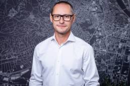 Termékfotózás, közösségi média fotózás, lifestyle fotózás, TikTok fotózás, videózás, reklámfotózás, céges fotózás, ipari fotózás, imázs fotózás, imázsvideó készítés, portréfotózás, portréfotózás árak, stúdió fotózás, üzleti portré, üzleti portréfotózás, fotózás árak, női portré, portré, headshot, művészi fotózás