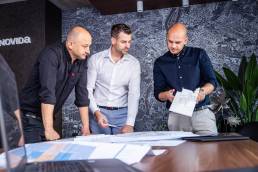 Termékfotózás, közösségi média fotózás, employer branding fotózás, lifestyle fotózás, TikTok fotózás, videózás, reklámfotózás, céges fotózás, ipari fotózás, imázs fotózás, imázsvideó készítés, portréfotózás, portréfotózás árak, stúdió fotózás, üzleti portré, üzleti portréfotózás, fotózás árak, női portré, portré, headshot, művészi fotózás