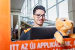 Termékfotózás, közösségi média fotózás, employer branding fotózás, lifestyle fotózás, TikTok fotózás, videózás, reklámfotózás, céges fotózás, ipari fotózás, imázs fotózás, imázsvideó készítés, portréfotózás, portréfotózás árak, stúdió fotózás, üzleti portré, üzleti portréfotózás, fotózás árak, női portré, portré, headshot, művészi fotózás