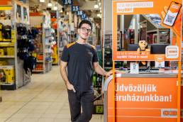 Termékfotózás, közösségi média fotózás, employer branding fotózás, lifestyle fotózás, TikTok fotózás, videózás, reklámfotózás, céges fotózás, ipari fotózás, imázs fotózás, imázsvideó készítés, portréfotózás, portréfotózás árak, stúdió fotózás, üzleti portré, üzleti portréfotózás, fotózás árak, női portré, portré, headshot, művészi fotózás