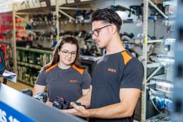 Termékfotózás, közösségi média fotózás, employer branding fotózás, lifestyle fotózás, TikTok fotózás, videózás, reklámfotózás, céges fotózás, ipari fotózás, imázs fotózás, imázsvideó készítés, portréfotózás, portréfotózás árak, stúdió fotózás, üzleti portré, üzleti portréfotózás, fotózás árak, női portré, portré, headshot, művészi fotózás