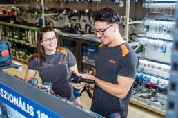 Termékfotózás, közösségi média fotózás, employer branding fotózás, lifestyle fotózás, TikTok fotózás, videózás, reklámfotózás, céges fotózás, ipari fotózás, imázs fotózás, imázsvideó készítés, portréfotózás, portréfotózás árak, stúdió fotózás, üzleti portré, üzleti portréfotózás, fotózás árak, női portré, portré, headshot, művészi fotózás