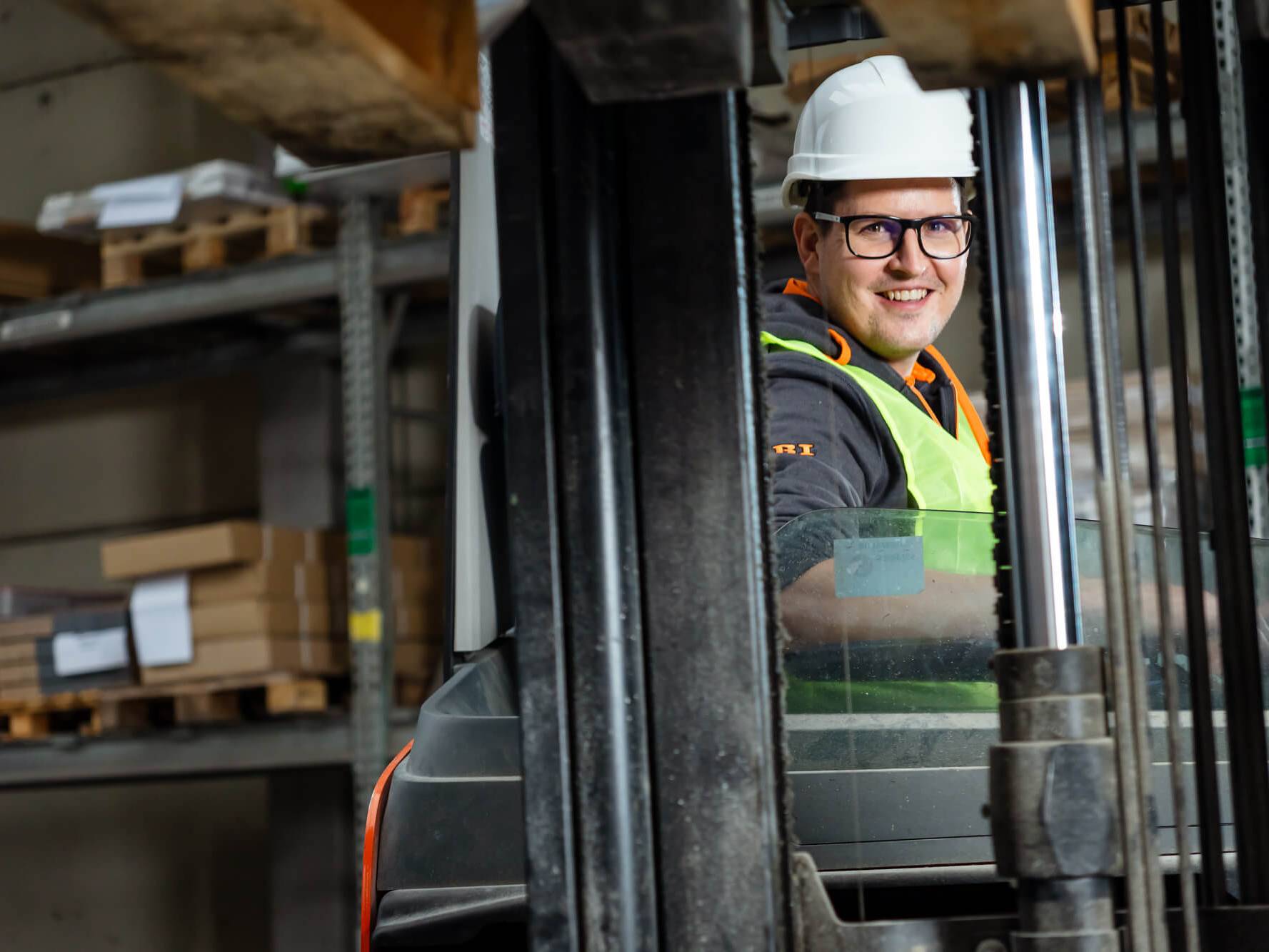 Termékfotózás, közösségi média fotózás, employer branding fotózás, lifestyle fotózás, TikTok fotózás, videózás, reklámfotózás, céges fotózás, ipari fotózás, imázs fotózás, imázsvideó készítés, portréfotózás, portréfotózás árak, stúdió fotózás, üzleti portré, üzleti portréfotózás, fotózás árak, női portré, portré, headshot, művészi fotózás