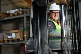 Termékfotózás, közösségi média fotózás, employer branding fotózás, lifestyle fotózás, TikTok fotózás, videózás, reklámfotózás, céges fotózás, ipari fotózás, imázs fotózás, imázsvideó készítés, portréfotózás, portréfotózás árak, stúdió fotózás, üzleti portré, üzleti portréfotózás, fotózás árak, női portré, portré, headshot, művészi fotózás