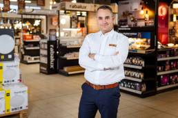 Termékfotózás, közösségi média fotózás, employer branding fotózás, lifestyle fotózás, TikTok fotózás, videózás, reklámfotózás, céges fotózás, ipari fotózás, imázs fotózás, imázsvideó készítés, portréfotózás, portréfotózás árak, stúdió fotózás, üzleti portré, üzleti portréfotózás, fotózás árak, női portré, portré, headshot, művészi fotózás